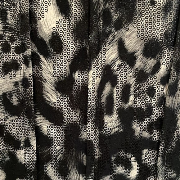 Peter Nygard black and light gray V neck blouse. Size XL - Picture 7 of 9